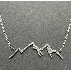 New Condition Sterling Silver Mountain Pendant Necklace 925 J18